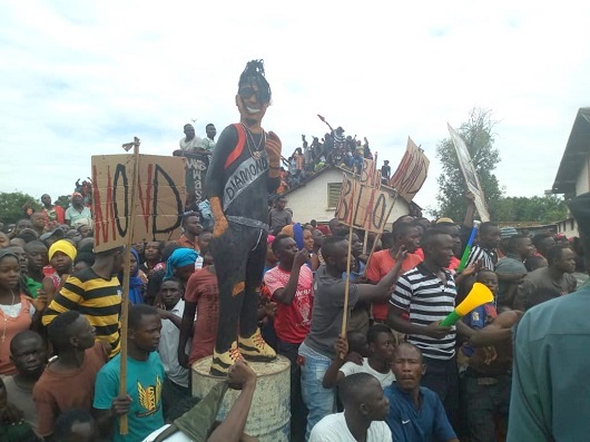 Watu wa Kigoma Balaa, Wamfanyia Kitu Mondi Hatosahau – Video - Global Publishers