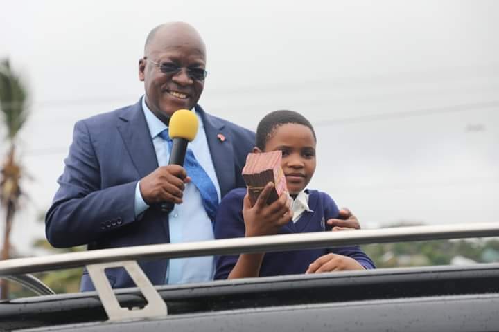 Video: Mwanafunzi Amkuna JPM, Ampa Milioni 5 – Video - Global Publishers