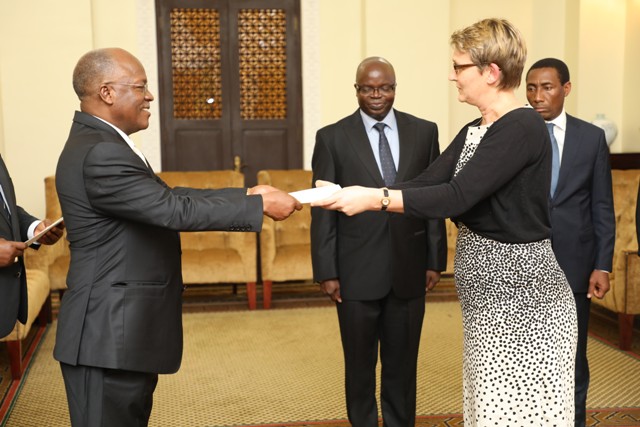 JPM APOKEA HATI ZA UTAMBULISHO TOKA KWA MABALOZI WATATU - Global Publishers