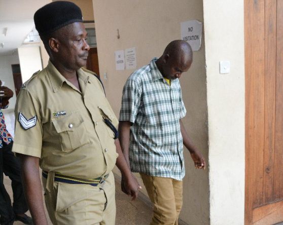 Unyama! Baba Awakeketa Wanaye, Awajeruhi Sehemu za Siri – Video - Global Publishers