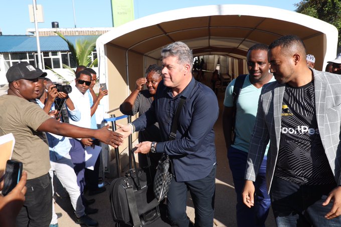 Kocha Mpya wa Yanga Atua Dar, Asepa Zenji – Video - Global Publishers
