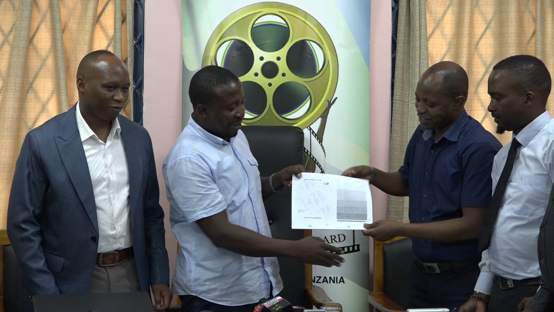Shirikisho la Filamu Tanzania Lakabidhi Rasimu ya Katiba Mpya - Global Publishers
