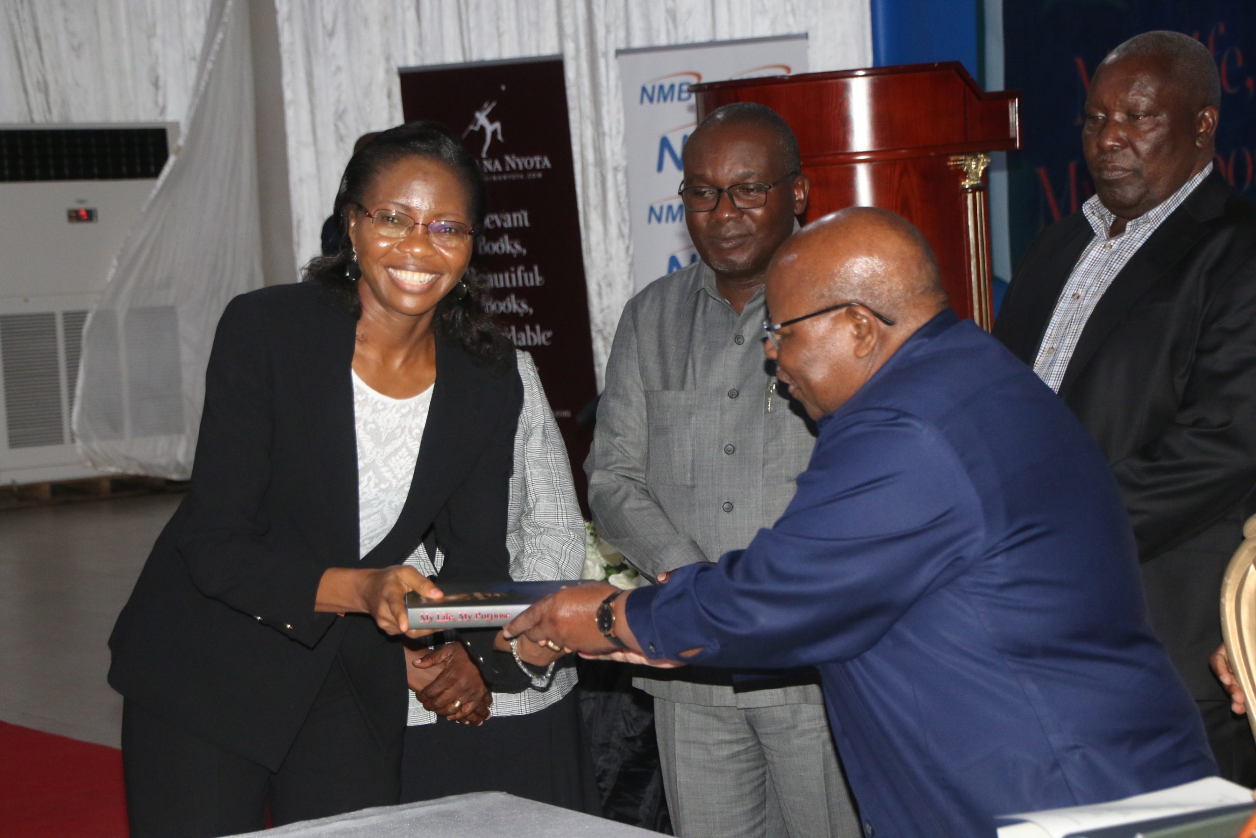 Mkapa Afurahia Uamuzi Kuibinafsisha Benki ya NMB - Global Publishers