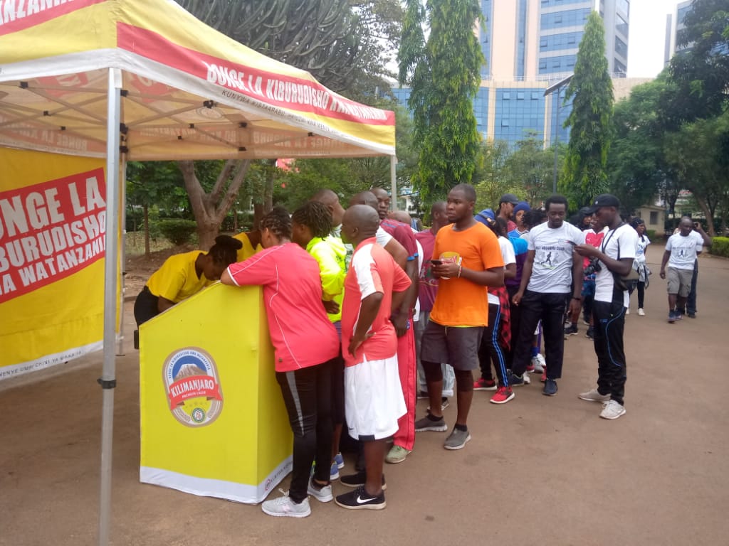 Kili Canvas Yawa Gumzo Moshi Kilimanjaro - Global Publishers