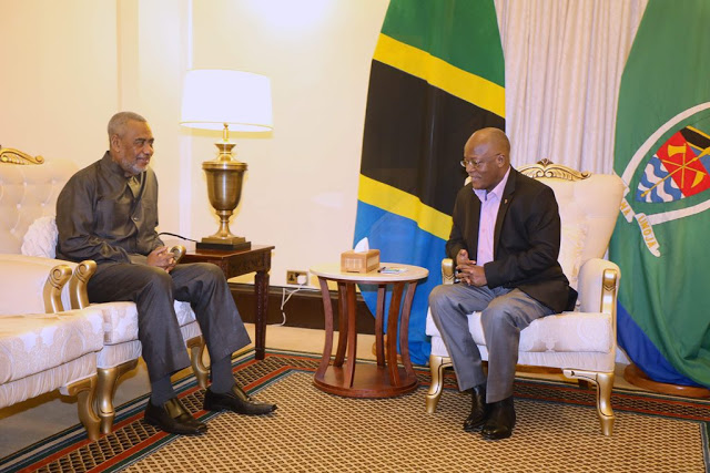 Tishio la Corona: Magufuli, Maalim Seif Wasalimiana kwa Miguu – Video - Global Publishers