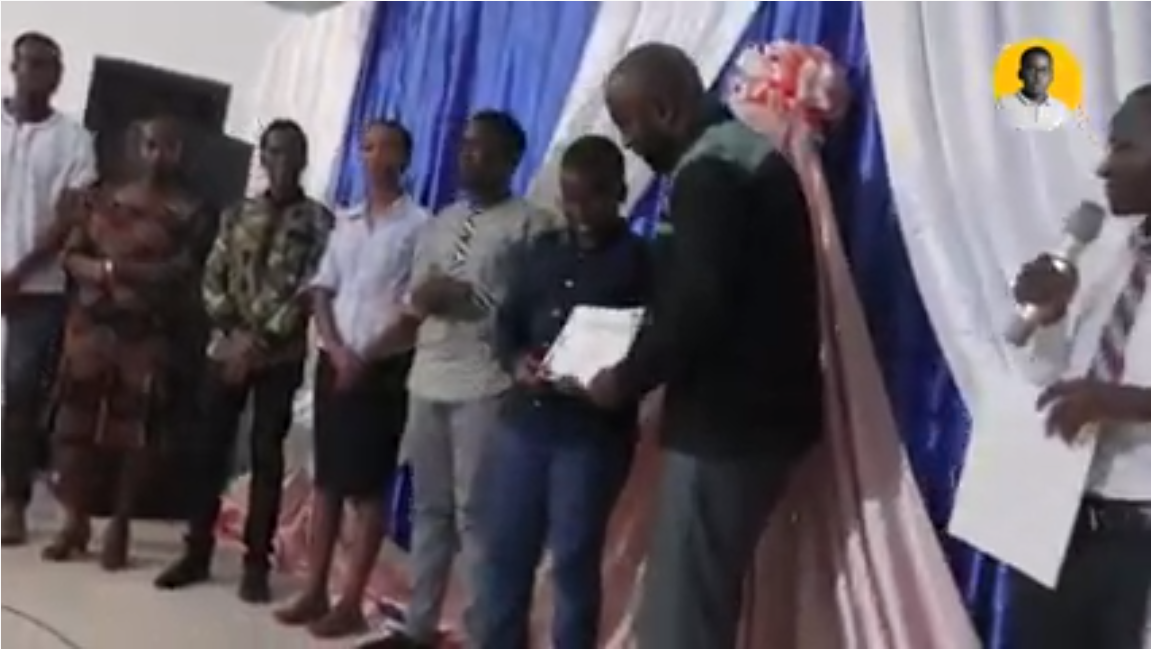 Mtoto Baraka Atunukiwa Tuzo na Madaktari Muhimbili – Video