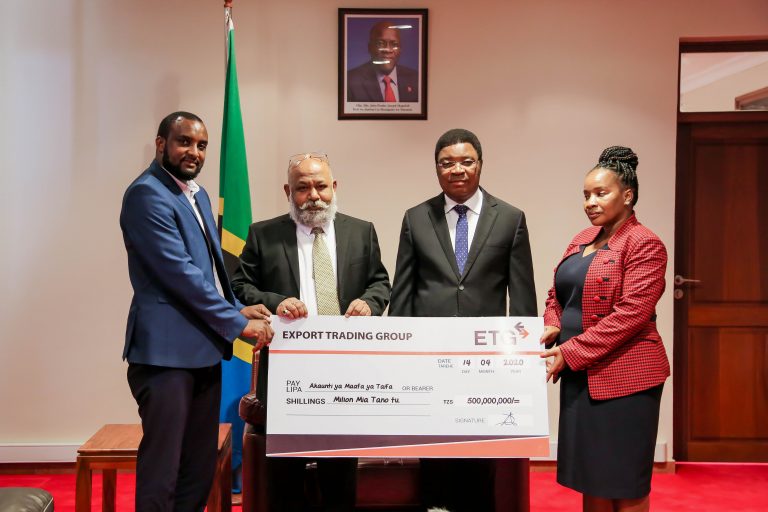 PM Majaliwa Apokea Msaada wa Tsh 500M Kukabiliana na Corona - Global Publishers
