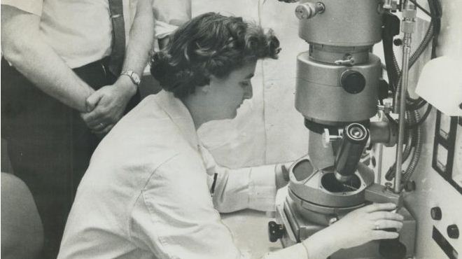 Huyu Ndiye Mwanamke wa Kwanza Kugundua Corona 1964 - Global Publishers