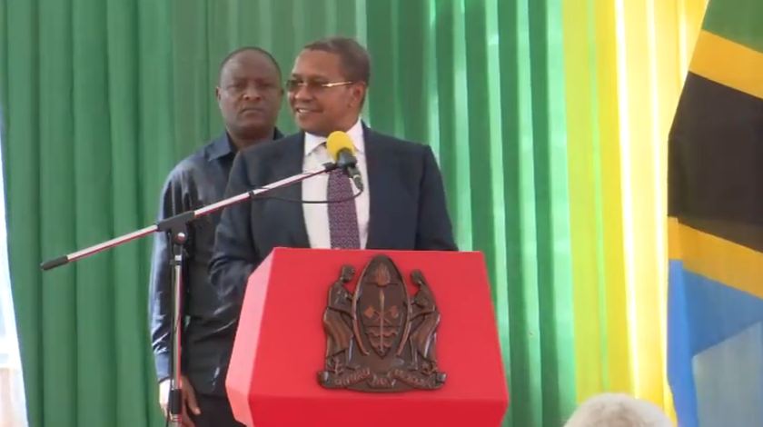 Kikwete Ashukuru Zawadi ya Tausi Kwa Niaba ya Wenzake -Video - Global Publishers