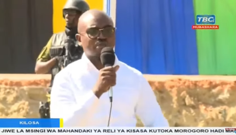 Video: Rais Magufuli Amuita Lijualikali, Amsifia “umependeza” - Global Publishers