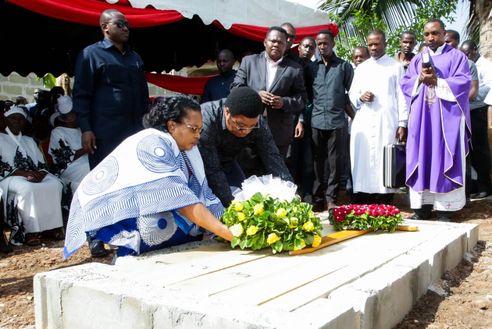 Waziri Mkuu Ashiriki Maziko ya Aliyekua Mtumishi wa Ofisi Yake - Global Publishers