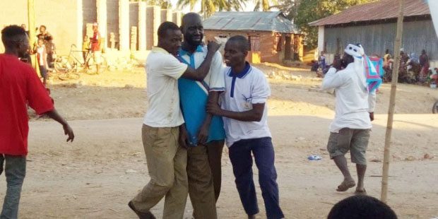 Mgombea Aangua Kilio Kwenye Mkutano wa Kampeni - Global Publishers