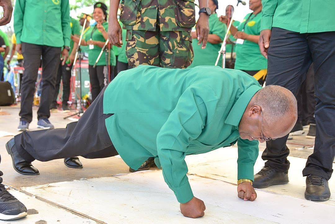 Magufuli Apiga ‘Push-Ups’ Korogwe Tanga -( Picha +Video) - Global Publishers