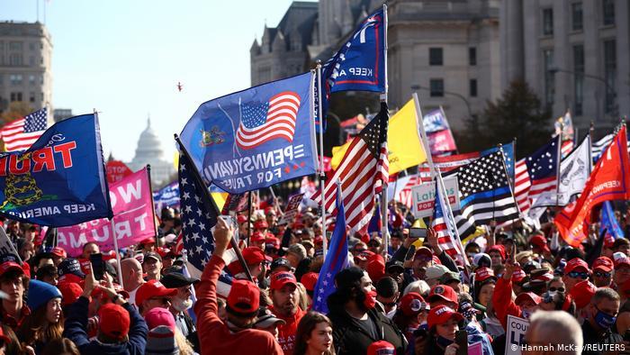 Wafuasi wa Trump  Wapigana  Kwenye Maandamano - Global Publishers