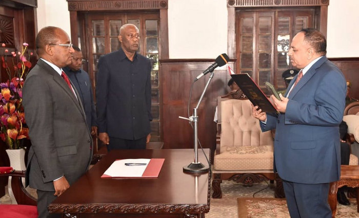 Rais Mwinyi Amwapisha Katibu wa Rais Zanzibar - Global Publishers