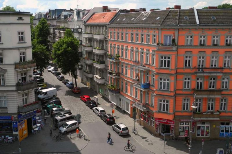 Berlin Yafuta Barabara ya Herman,  Yaitwa Lucy Lameck
