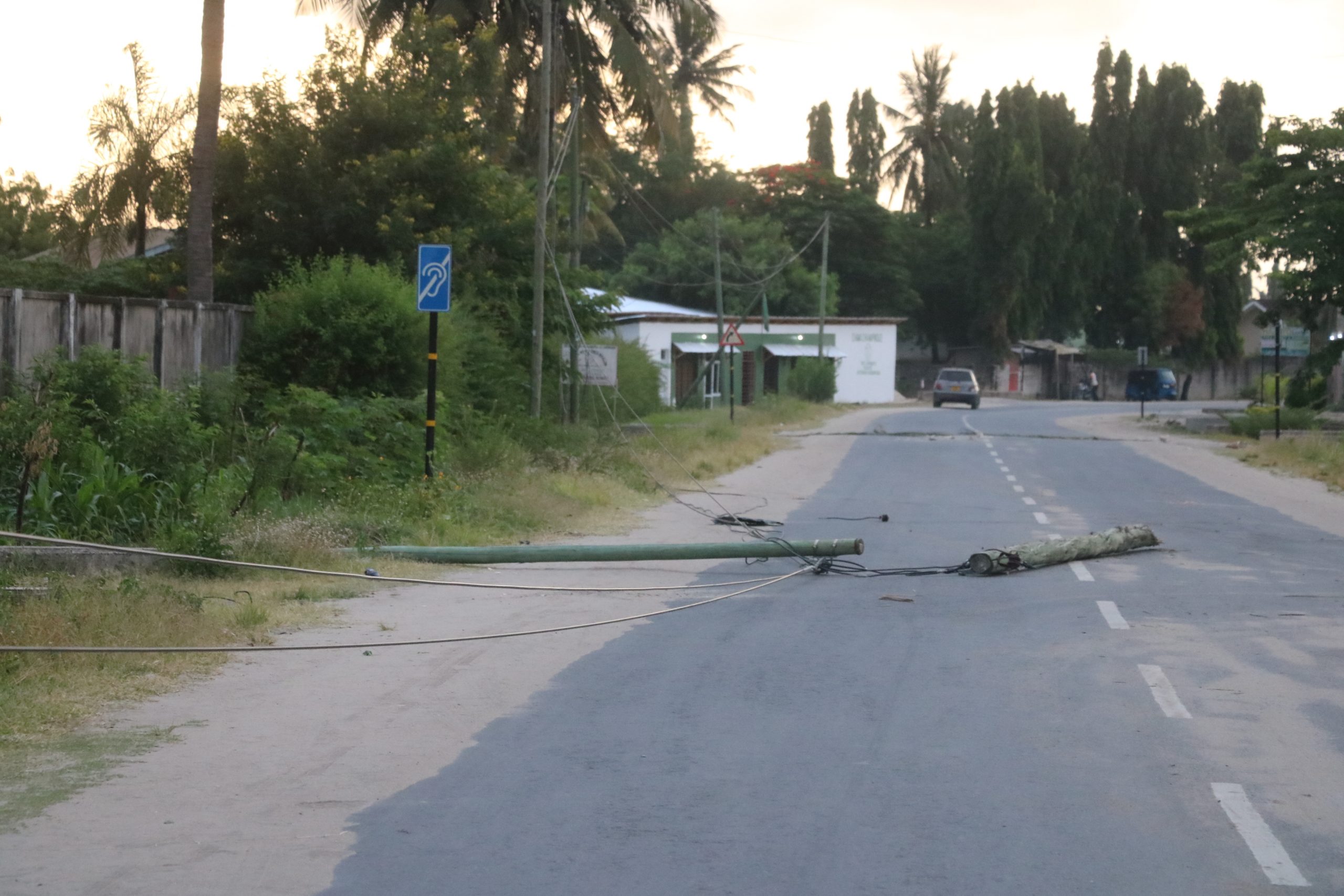 Taharuki! Nguzo ya Tanesco Yaanguka Barabarani Kijitonyama - Global Publishers