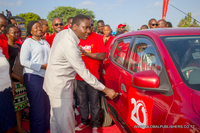 Shangwe Shangwena Mkazi wa Kigamboni Dar Ajishindia Gari na Vodacom - Global Publishers