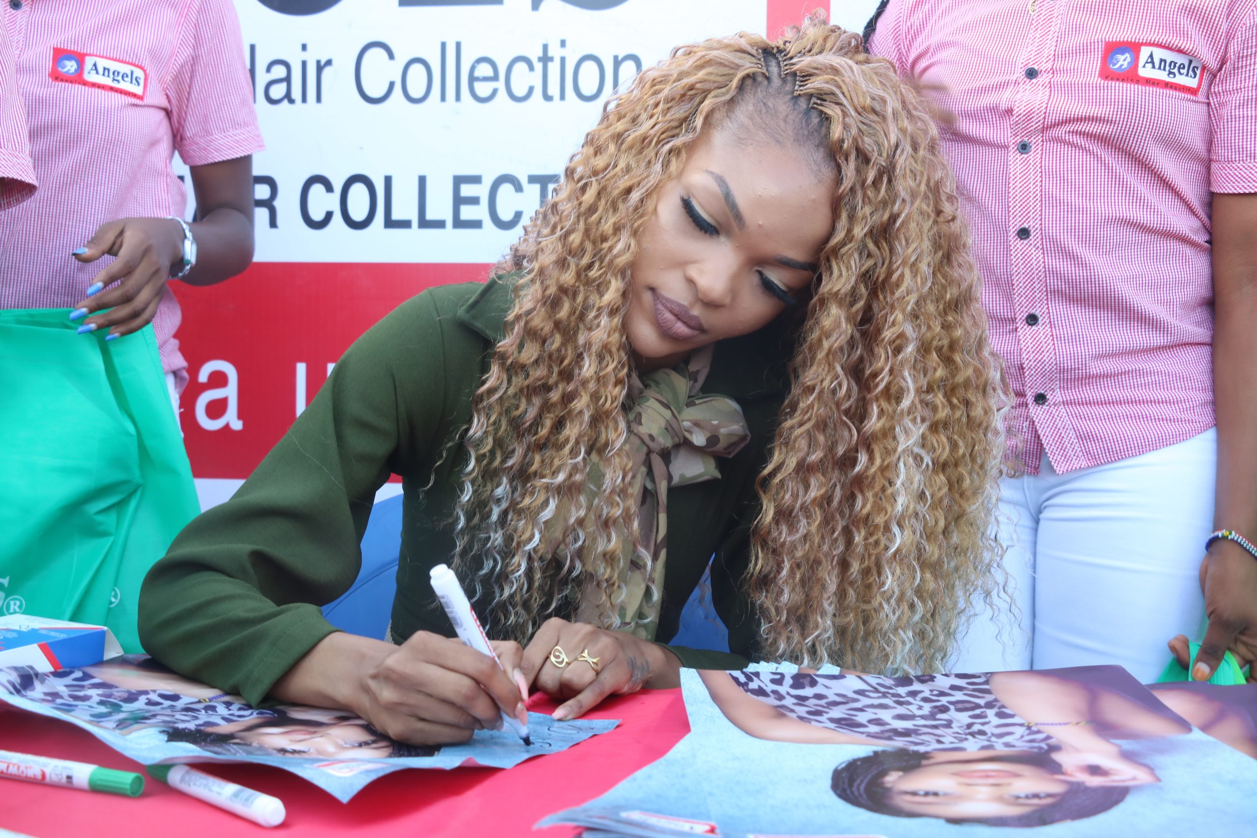 Wema Sepetu Agawa Nywele za Krismas Kwa Mashabiki Zake Mlimani City - Global Publishers