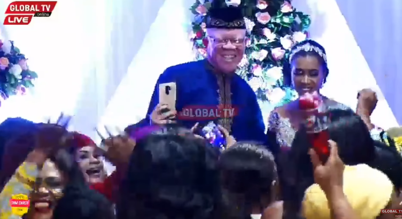 Ona Mke Wa Manara Alivyosimama Kucheza Wimbo Wa Yanga -Video - Global Publishers