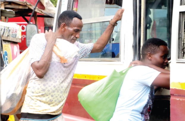 Picha za Baba Mondi Zaivuruga Familia - Global Publishers