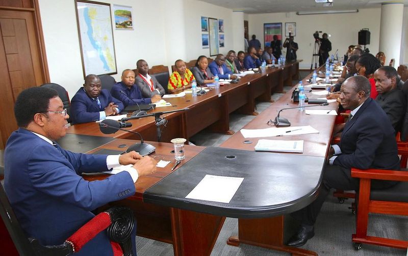 Majaliwa Amsimamisha Kazi Mkurugenzi wa Fedha wa TPA na Meneja Matumizi - Global Publishers