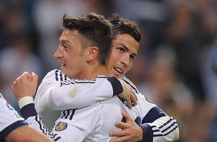 Ozil Amfuata Ronaldo Juve - Global Publishers