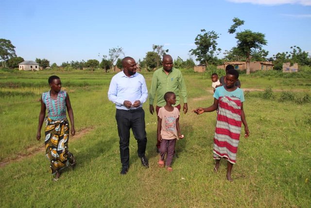 Shigongo Kumsomesha Mtoto Aliyemsaidia Njiani Akiugua – Video - Global Publishers