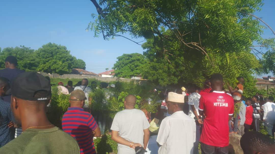 Video: C Pwaa Azikwa Makaburi ya Mwinyi Mkuu Magomeni, Dar - Global Publishers