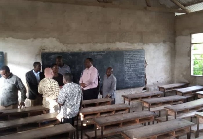 RC Kunenge Atembelea Shule Iliyotajwa na JPM, Wanafunzi Wanakaa Chini - Global Publishers