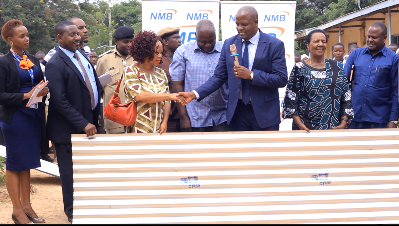 Agizo la Waziri Mkuu Latekelezwa, Nmb Yatoa Msaada wa Mabati Tabora - Global Publishers