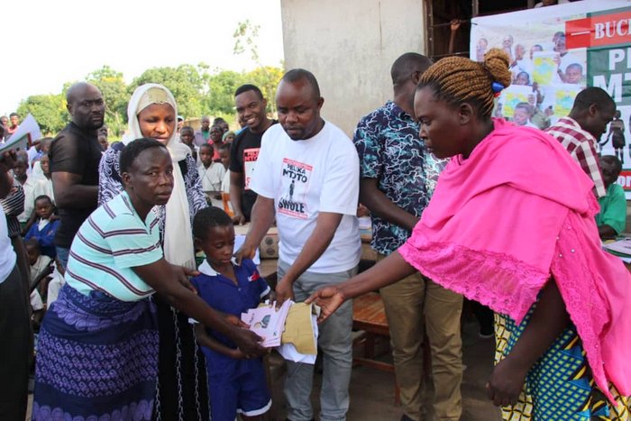 Shigongo Aendelea Kumwaga Vifaa Kwa Wanafunzi – (Pichaz + Video) - Global Publishers