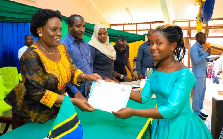 Waziri Prof. Ndalichako Amkabidhi Cheti Mwanafunzi Aliyepata Daraja la kwanza Matokea Kidato cha Nne - Global Publishers