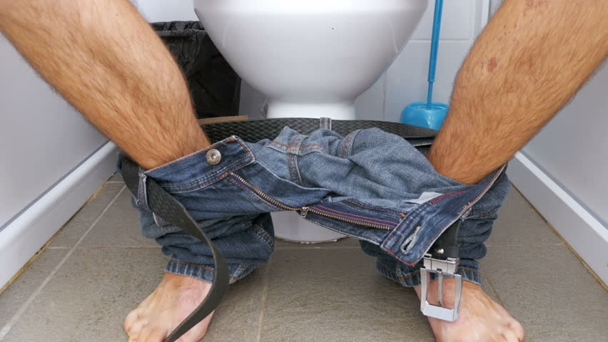 Jamaa Anusurika Kifo Akijisaidia - Global Publishers