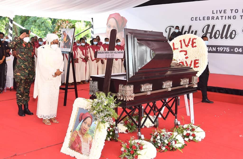 Rais Samia Aongoza Zoezi La Kuagwa Kwa Teddy Mapunda (Picha +Video) - Global Publishers