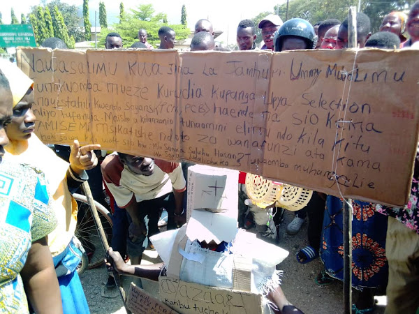 Mwanafunzi Aliyevaa Mabango Akigomea Kuchaguliwa ECA, Ataka PCM - Global Publishers