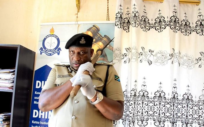 Auawa kwa Kupigwa na Sururu - Global Publishers