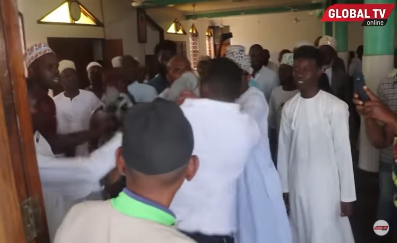 Waumini Wanyukana Makonde Msikitini – Video - Global Publishers