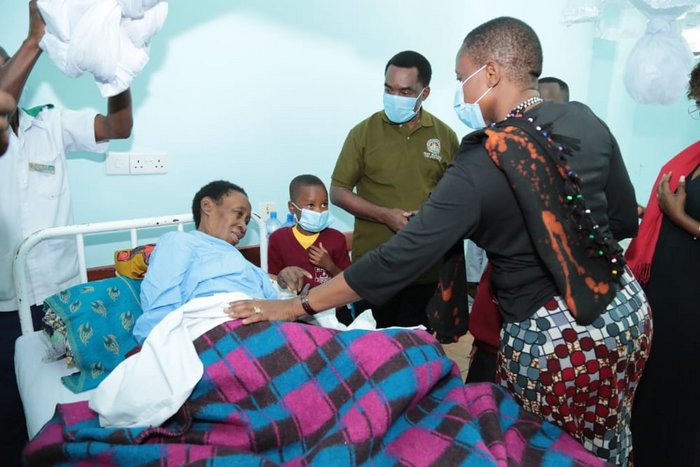 Gwajima Amtembelea Mtoto Alieacha Shule Kumuuguza Bibi Yake - Global Publishers