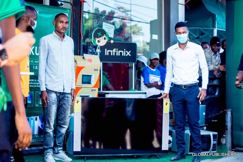 Infinix Yawapatia Tabasamu Wateja Wake - Global Publishers