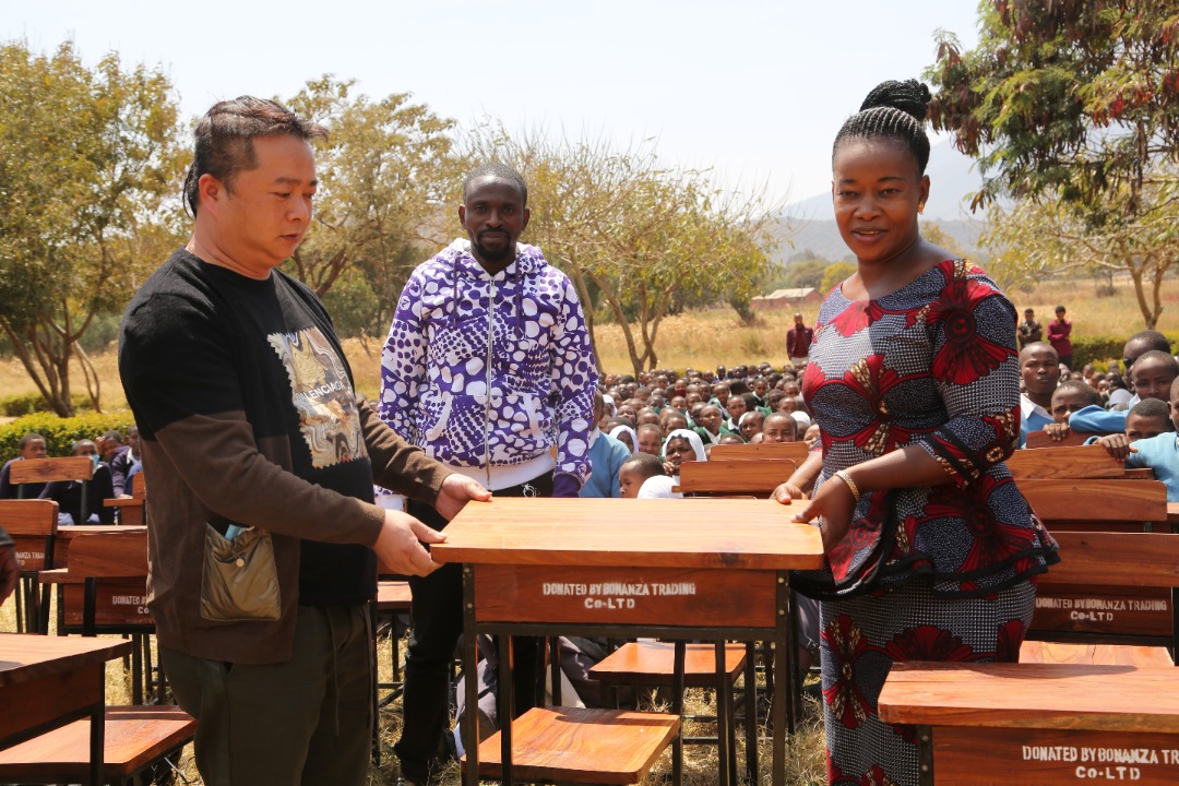 Mkuu wa Wilaya Hanang Apokea Madawati ya Sekondari ya Katesh - Global Publishers