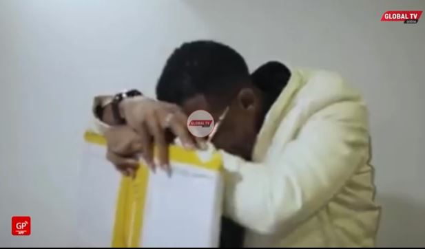 Alikiba Amwaga Chozi Kisa Marehemu Baba Yake – Video