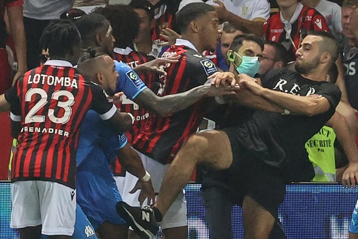 Kimeumana Ufaransa, Ngumi Zapigwa Uwanjani - Global Publishers