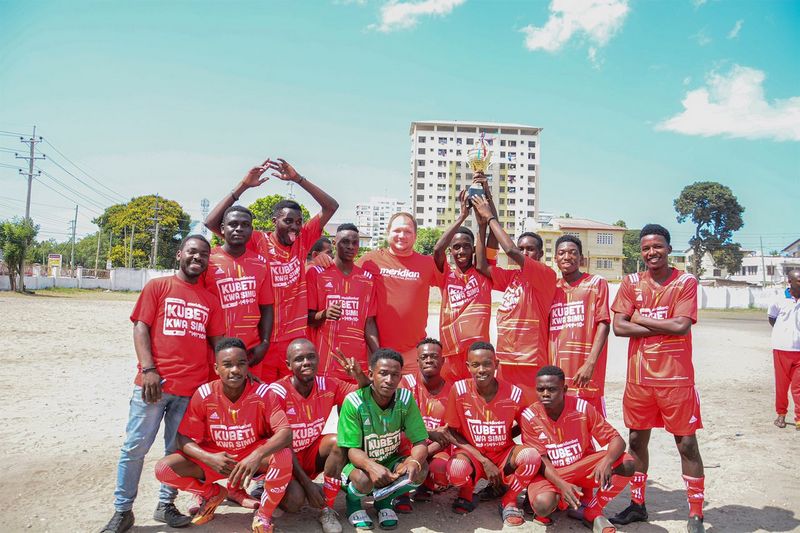 Meridiabet Yazipa Vifaa Timu Zote Kwenye Bonanza la Street Soccer - Global Publishers