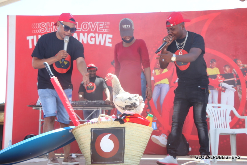 Vodacom Yamwaga Zawadi kwa Ajili ya Kampeni  ya Show Love’ Tule Shangwe - Global Publishers