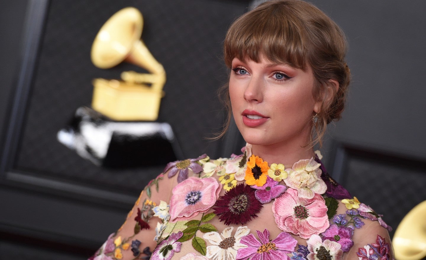 Taylor Swift Adaiwa Kuiba Mashairi - Global Publishers