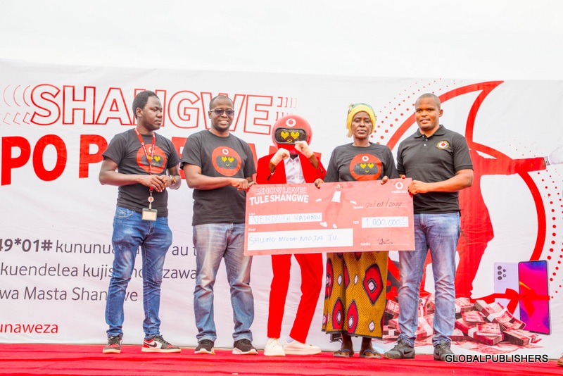 “Show Love” Tule Shangwe ya Vodaocm Yatoa Zawadi Kemkem Mjini Kahama - Global Publishers