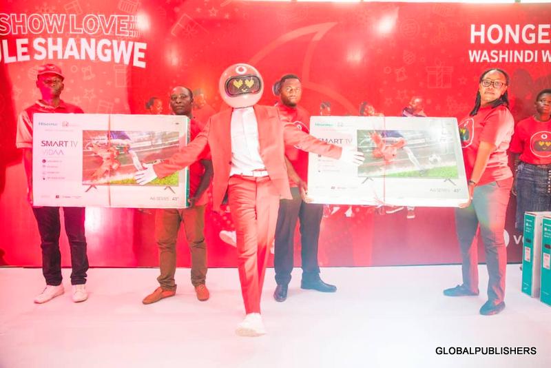 Vodacom Yatoa Zawadi za Msimu wa Sikukuu kwa Wapendanao Mkoani Mbeya - Global Publishers