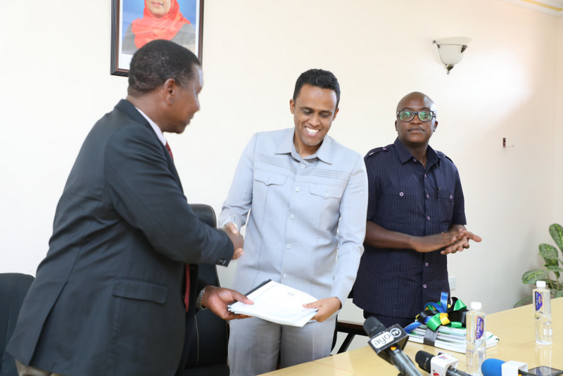 Waziri Mkenda Akimkabidhi Ofisi Kwa Waziri Mpya wa Kilimo Bashe