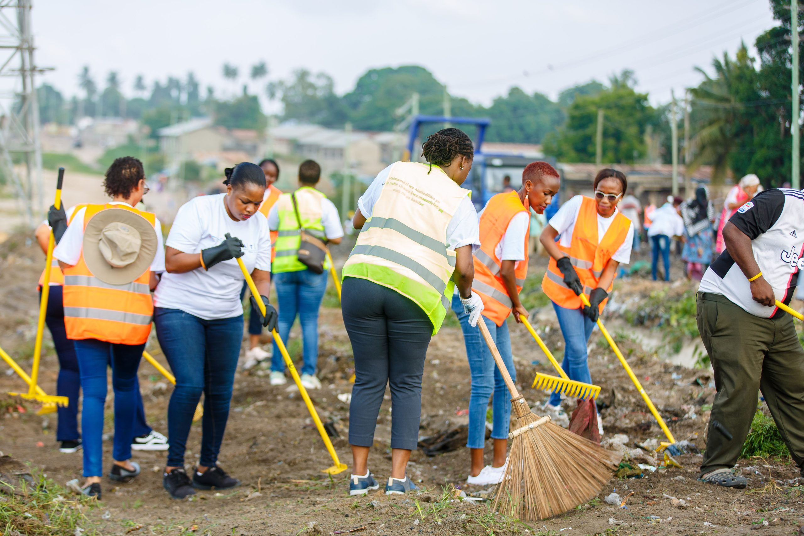 DC Jokate na ATE Waisafisha Kiburugwa Temeke - Global Publishers